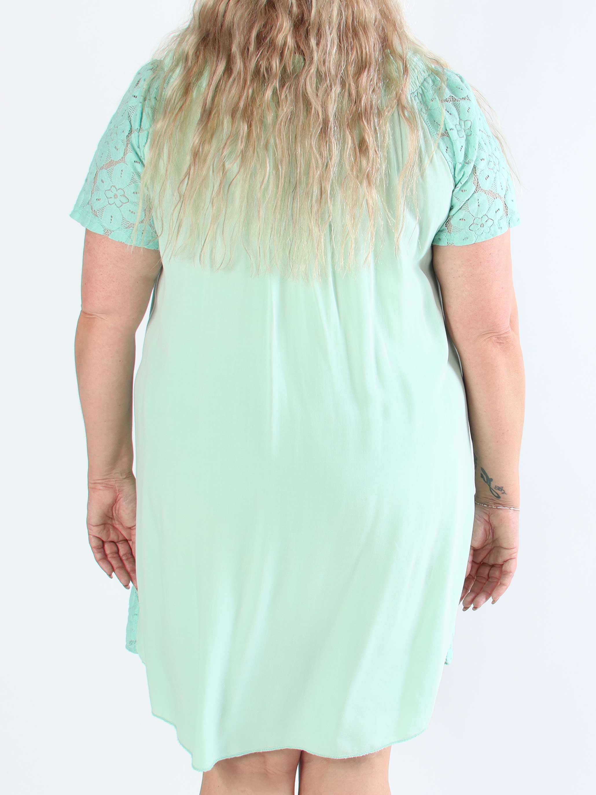 Fjola - Plus size tunikaklänning i bomull med spets fram